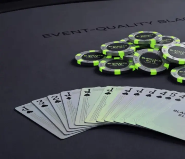 Karty i żetony ułożone na stole do blackjacka podczas eventu