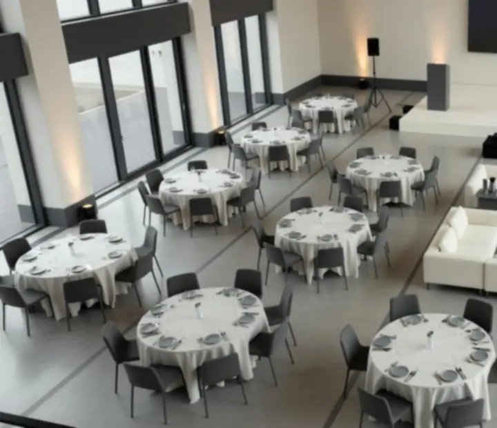 Nowoczesny event firmowy w Warszawie z wyraźnie wydzielonymi strefami: scena, dining i Casino Night