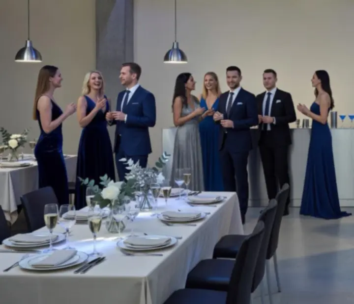 Prywatna celebracja w lofcie w stylu Casino Night z elegancką kolacją i strefą pokerową.